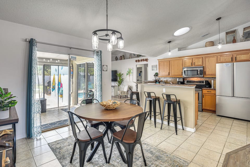 Dining Area | Dishware/Flatware Provided