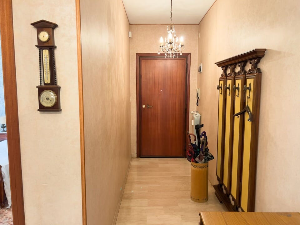 Main Entrance, Room Detail