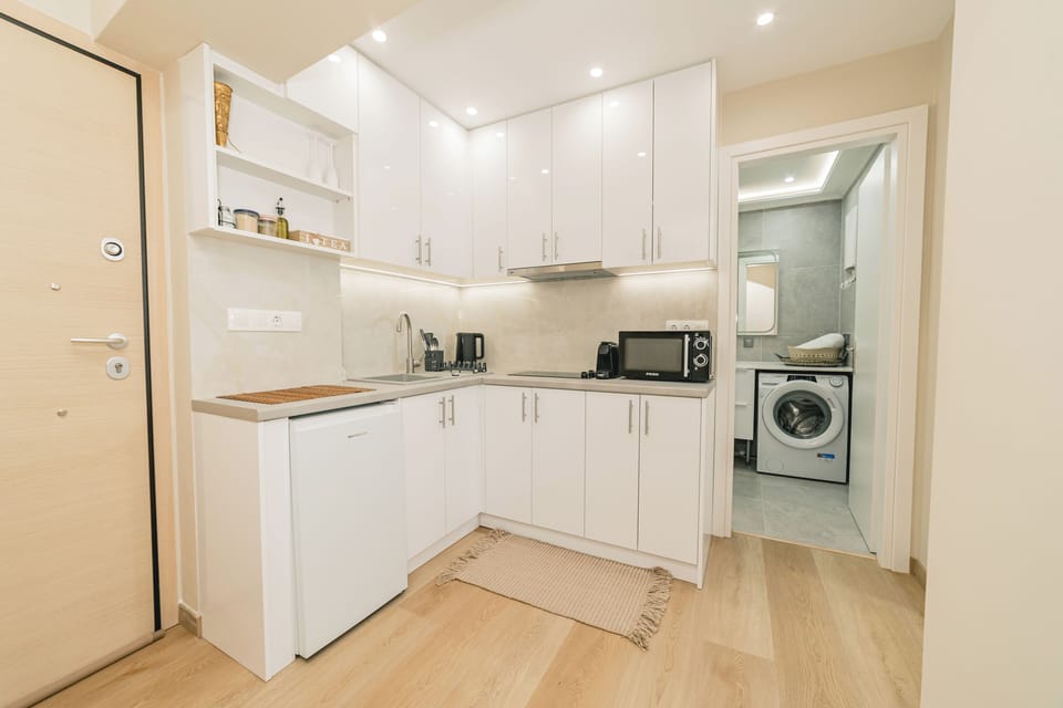 Studio, 1 Double Bed, Kitchenette | Private kitchenette | Mini-fridge, microwave, stovetop, espresso maker