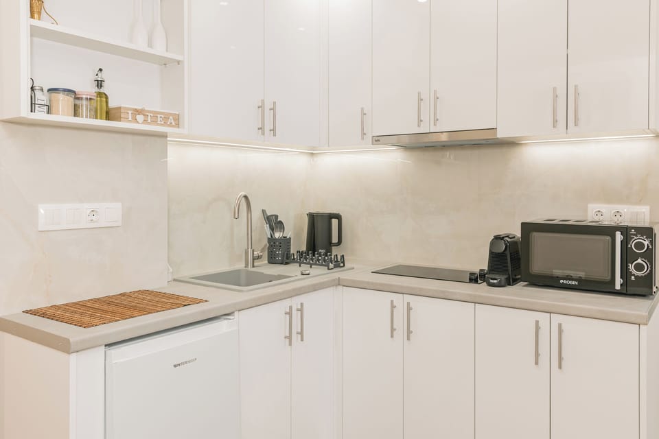 Studio, 1 Double Bed, Kitchenette | Private kitchenette | Mini-fridge, microwave, stovetop, espresso maker