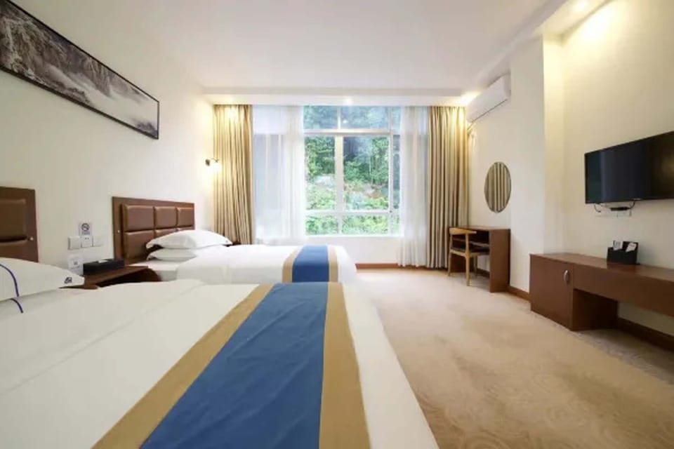 Comfort Twin Room, Mountain View | Desk, laptop workspace, blackout drapes, WiFi (free)
