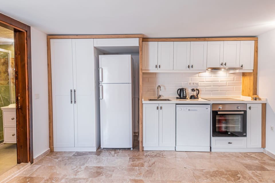 Standard Studio, Balcony, Partial Sea View | Private kitchen