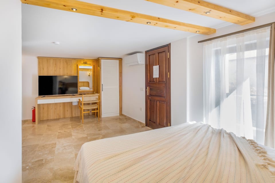 Standard Studio, Balcony, Partial Sea View | Egyptian cotton sheets, premium bedding, blackout drapes