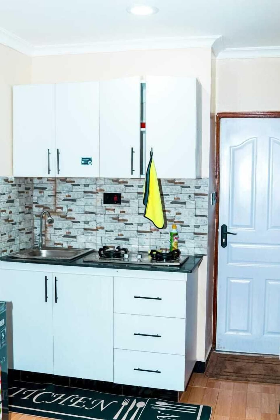Classic Apartment, Lake View | Private kitchen | Fridge, microwave, cookware/dishes/utensils