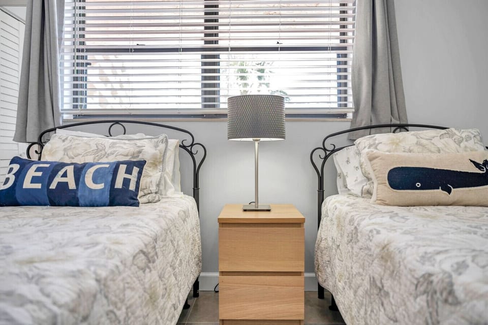 Twin bedroom w/ beachy accents and a cheerful setup for guests or kids.
