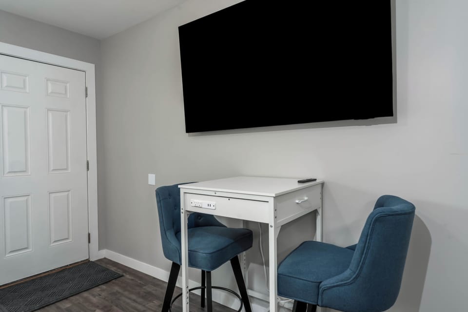 Catch up on emails or challenge one of your crew to a game of cards! Either way - there's room for what you love to do!