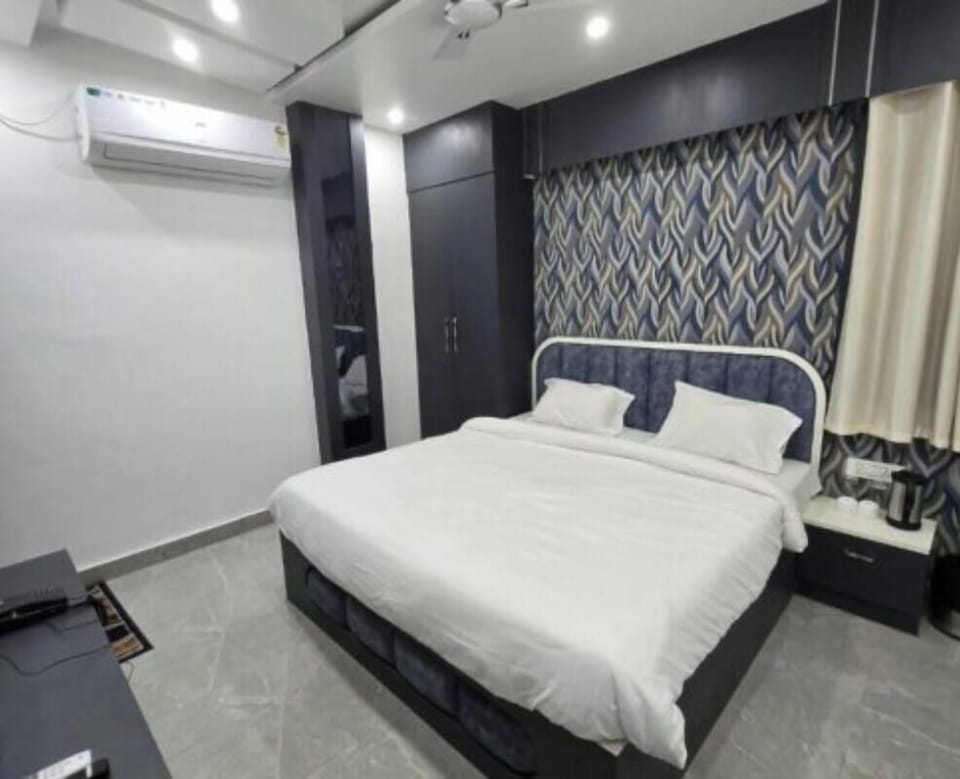 Twin Room, Balcony | In-room safe, desk, blackout drapes, soundproofing