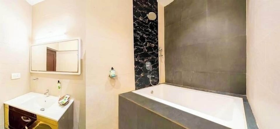 Deluxe Room, Accessible Bathtub | Bathroom | Bidet