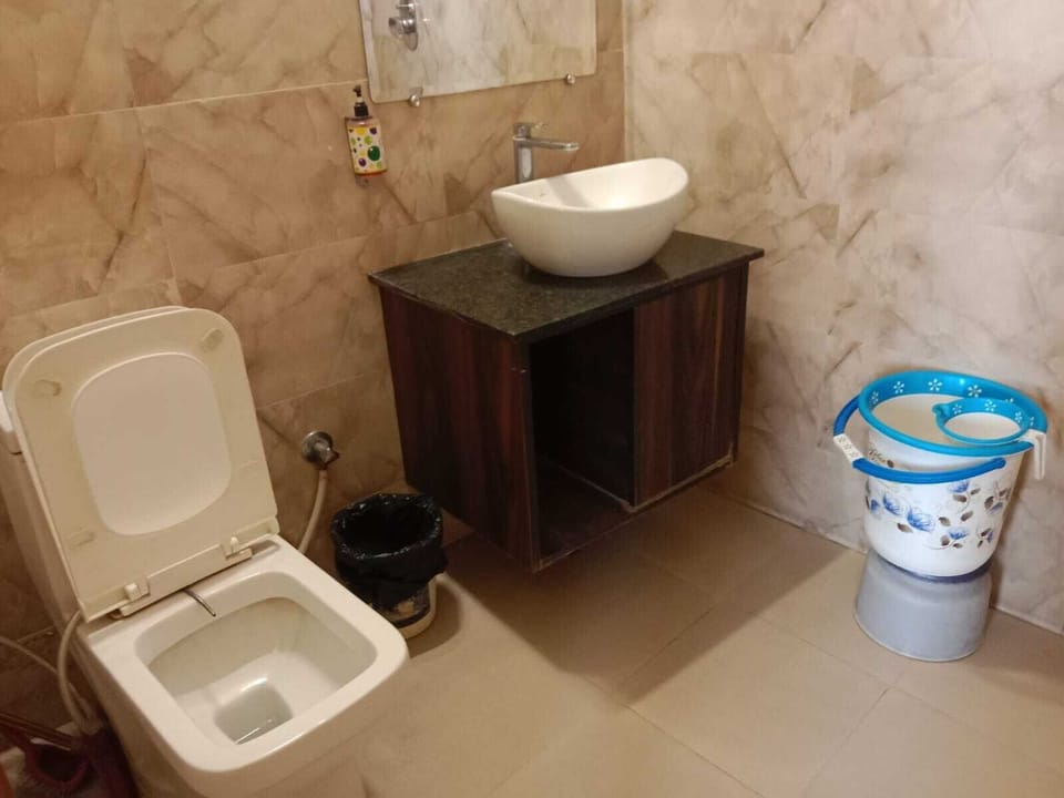 Shower, free toiletries, towels, soap