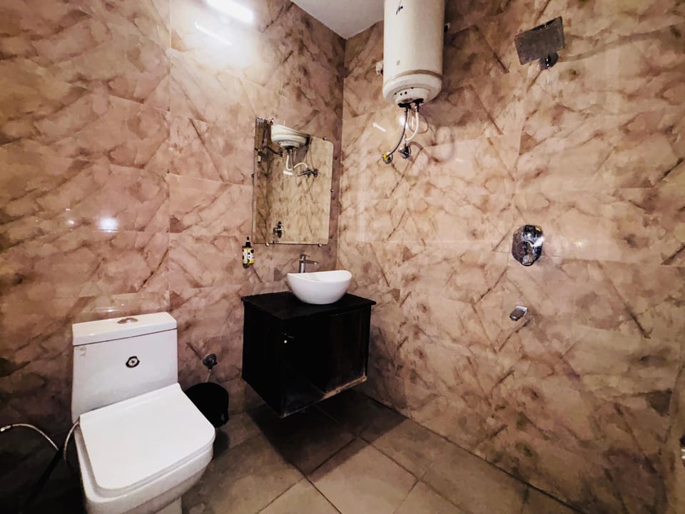 Deluxe Double Room, 1 Bedroom | Bathroom | Shower, free toiletries, towels, soap