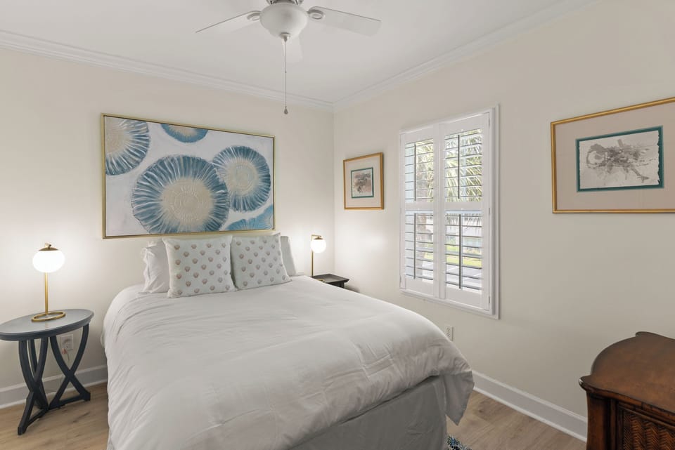 Beachcomber 16 - guest room with Queen