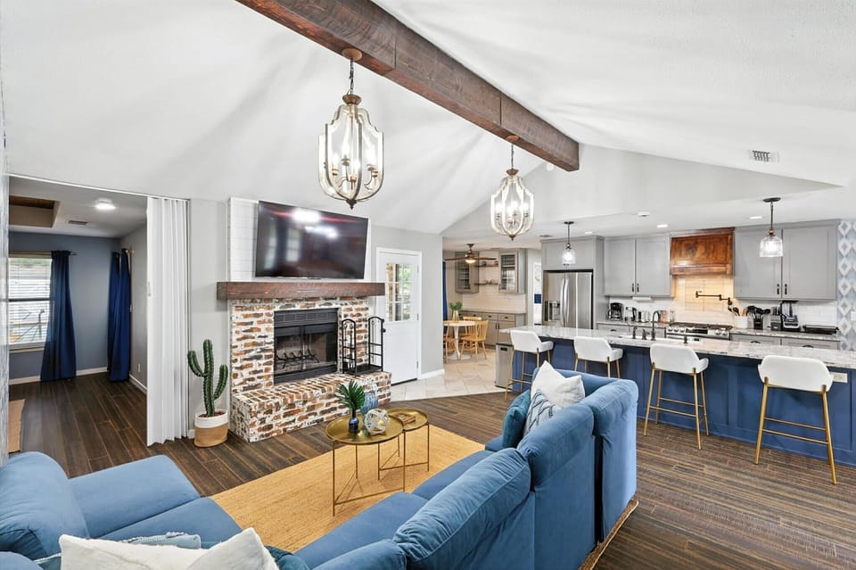 Living Room/Kitchen – This spacious open-concept layout makes it easy to socialize and hang out, whether you’re lounging on the living room couch or whipping up a snack in the kitchen!
