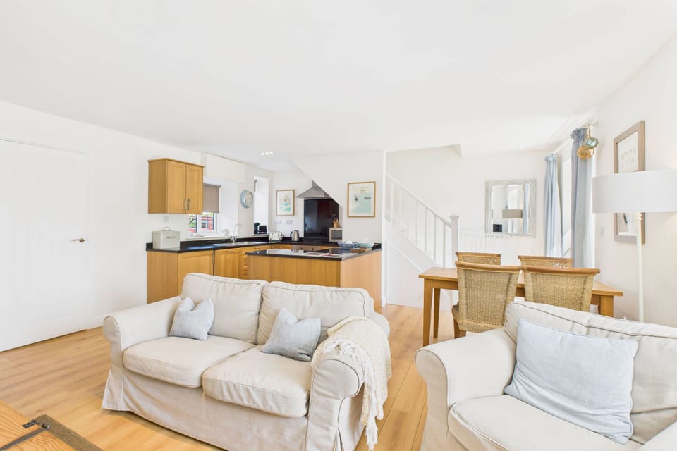 Dove Cottage, Warkworth - Host & Stay