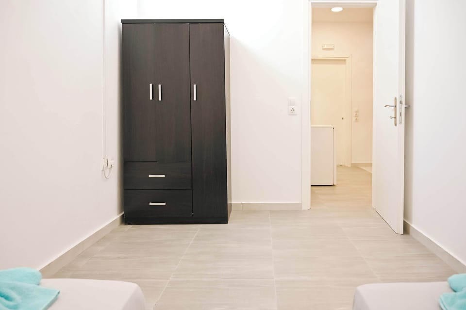 Minimalist Bedroom with Wall-Mounted TV and Storage
Smart layout featuring essential comforts, ideal for unwinding at the end of the day.