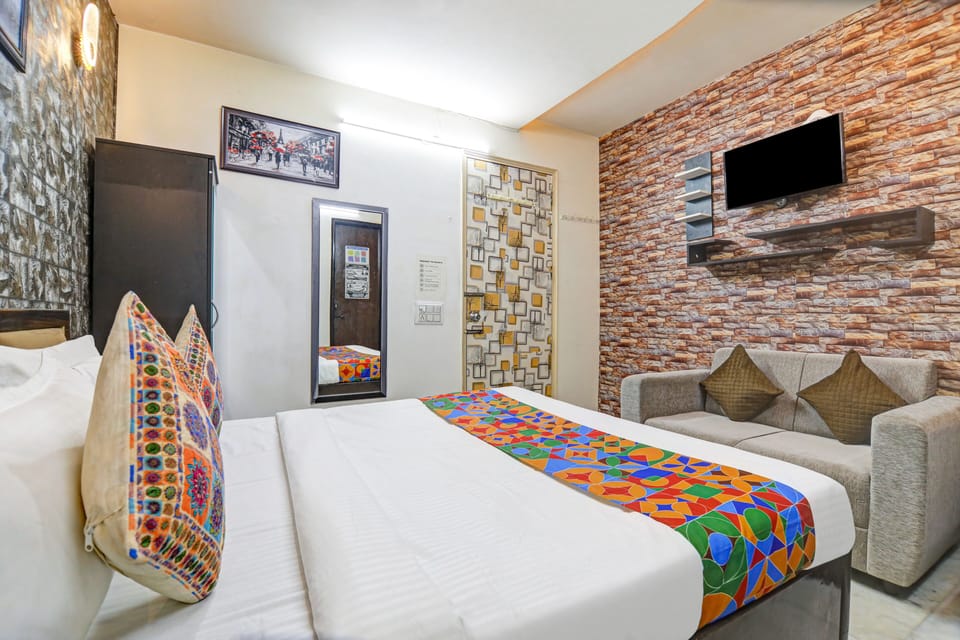 Luxury Room | Individually decorated, individually furnished, desk, laptop workspace
