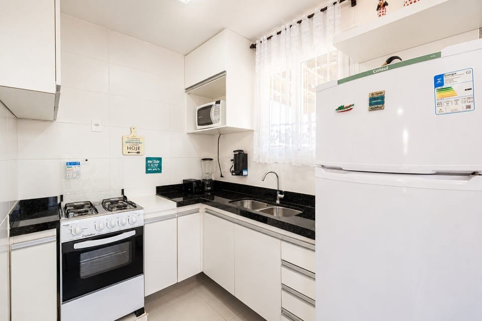 Deluxe House, 3 Bedrooms, Poolside | Private kitchen | Coffee/tea maker, fridge, microwave, oven