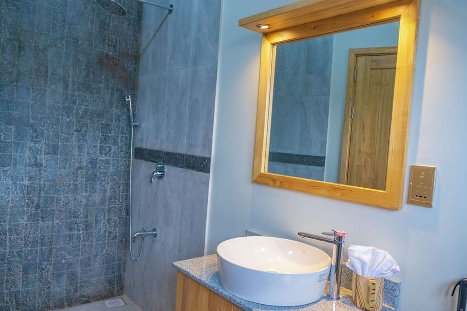 Luxury Double Room, Balcony, Lake View | Bathroom | Shower, towels, soap, shampoo