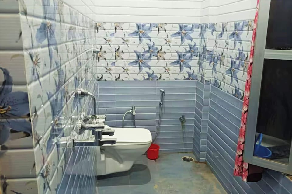 Shower, rainfall showerhead, free toiletries, slippers