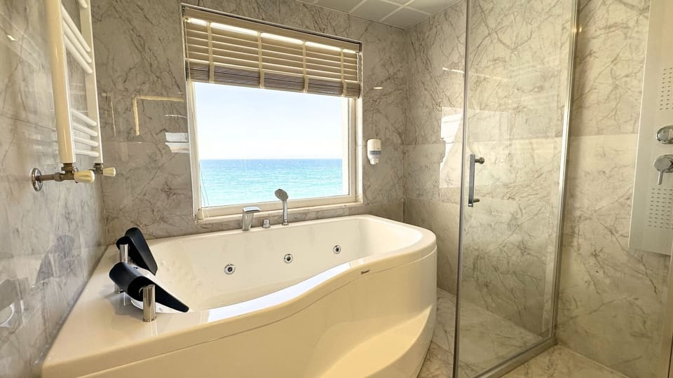 Luxury Room | Bathroom | Hair dryer, towels, soap, shampoo