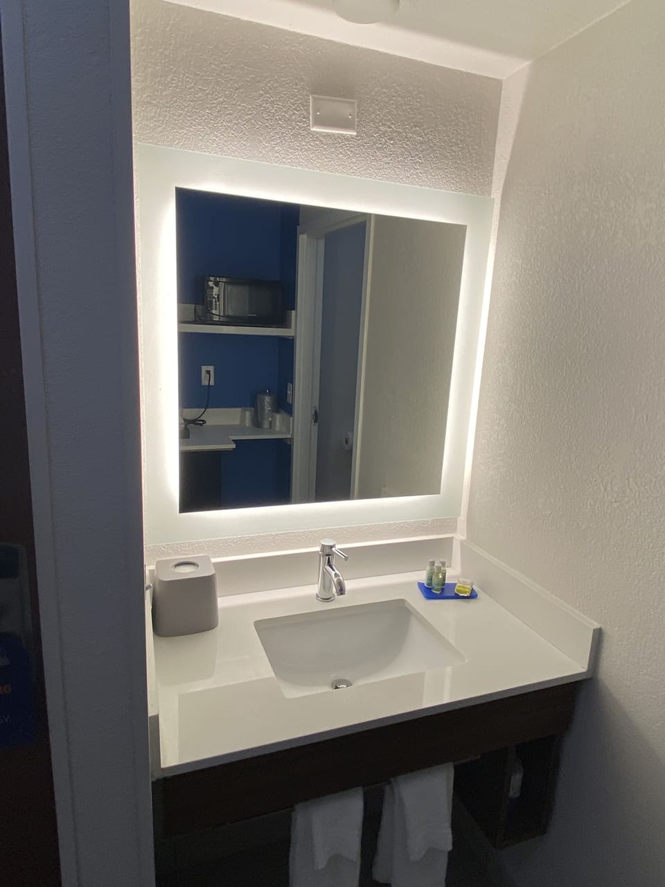 Combined shower/tub, hair dryer, towels