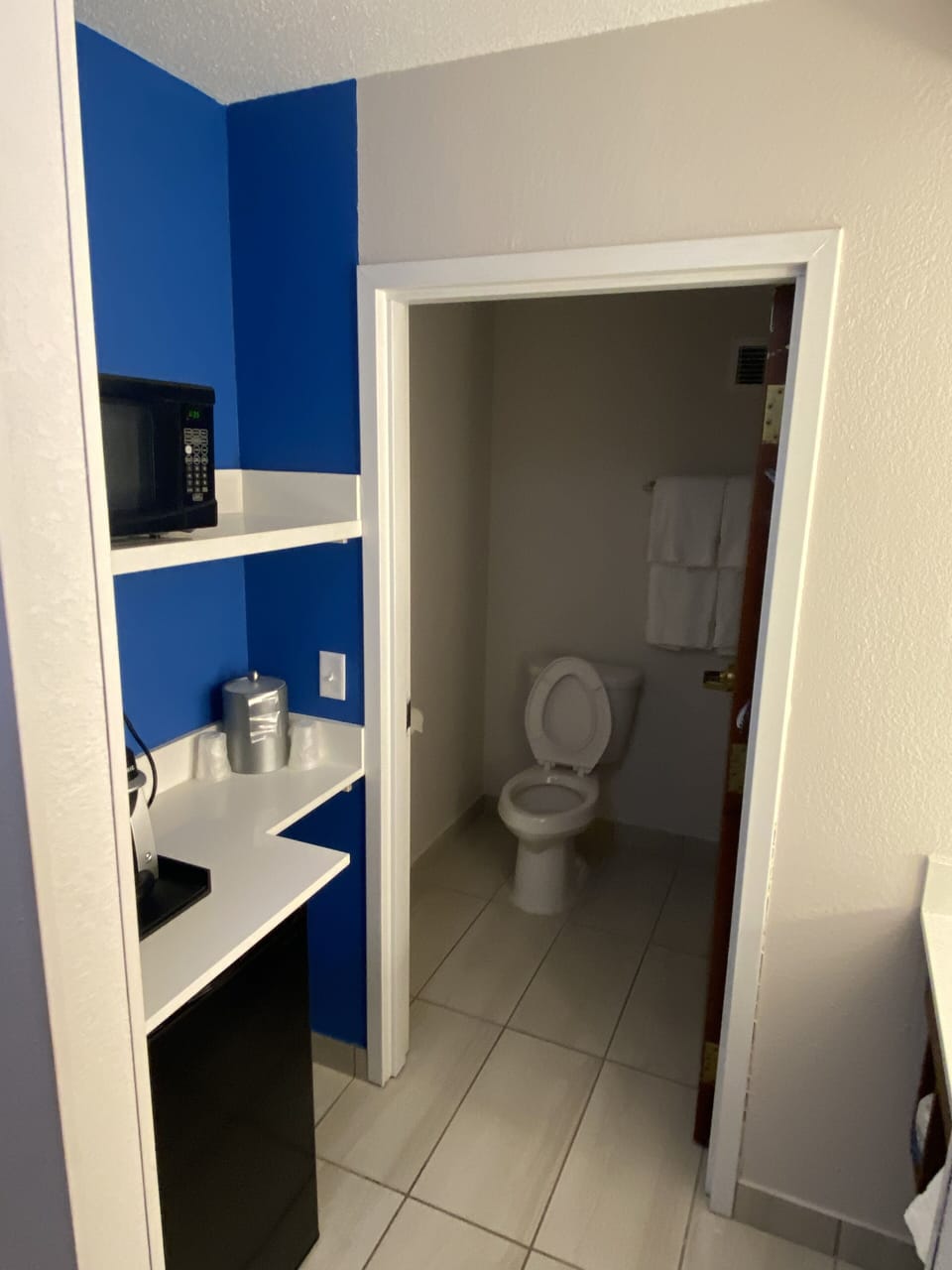 Combined shower/tub, hair dryer, towels