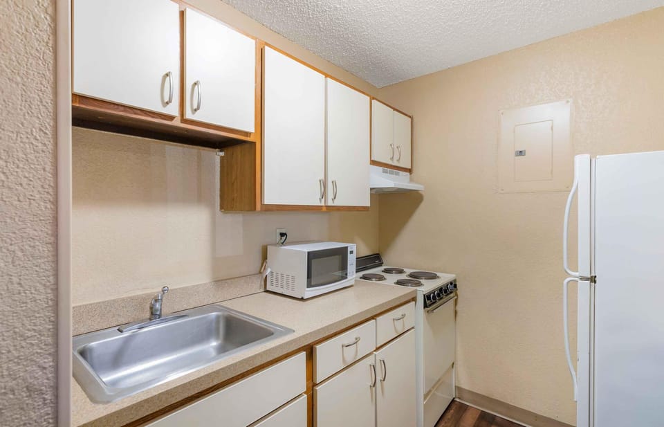Coffee/tea maker, full-size fridge, microwave, stovetop