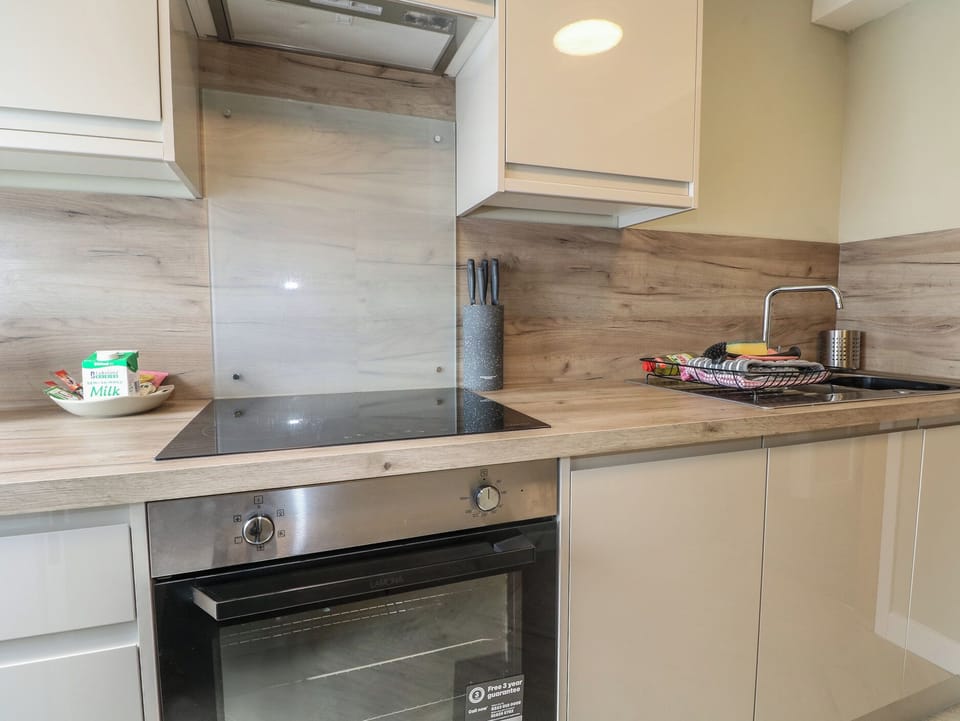 Fridge, cookware/dishes/utensils