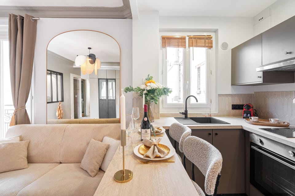 Deluxe Apartment, Courtyard View | Dining room