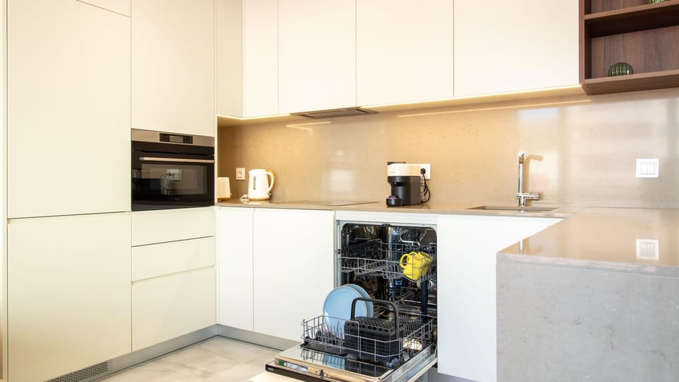 Fully equipped kitchen with integrated appliances, including a dishwasher for stress-free clean-up. #ChefReadyKitchen #StayInStyle #UrbanCookingSpace
