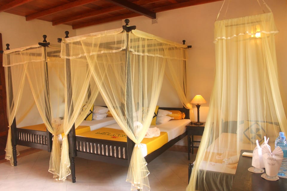 Family Room | Bathroom | Shower, free toiletries, hair dryer, towels