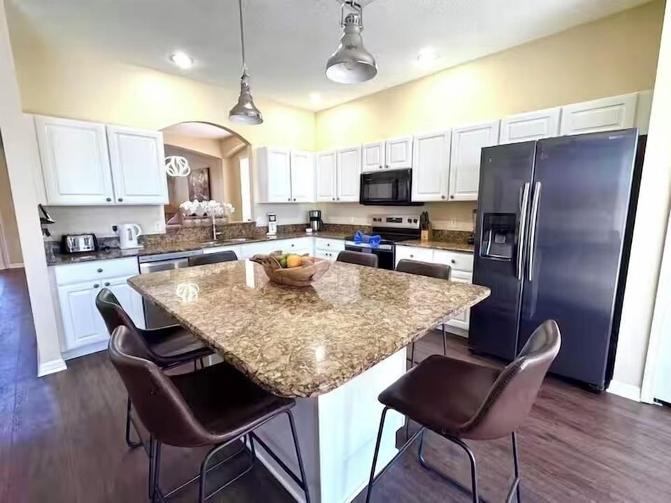 Fully equipped kitchen with breakfast bar
