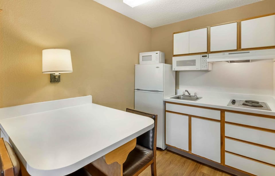 Coffee/tea maker, fridge, microwave, stovetop