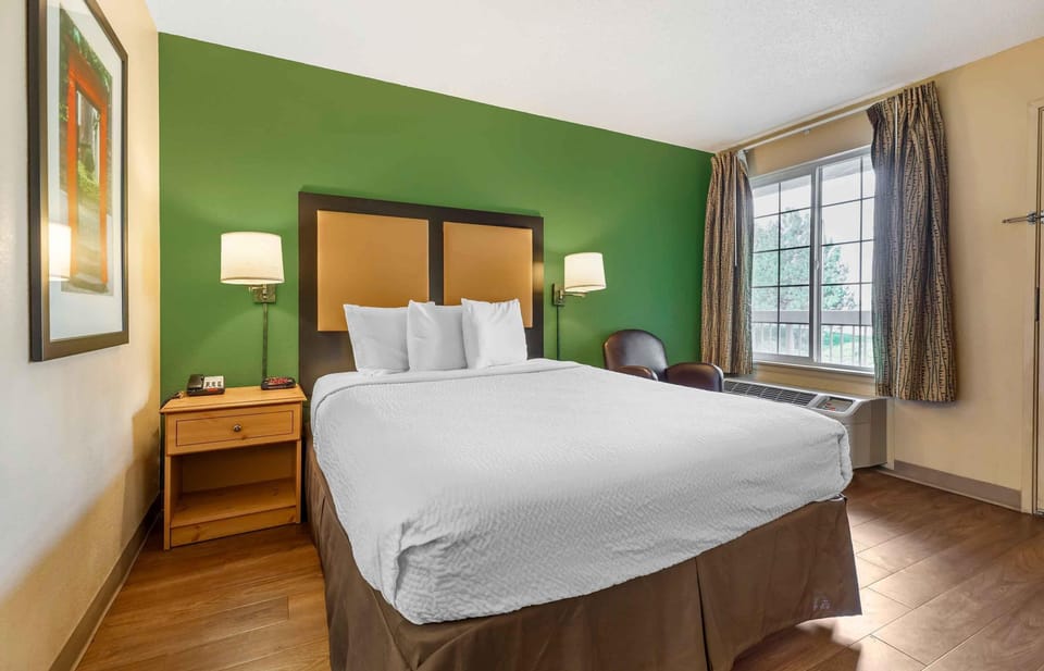 Studio, 1 Queen Bed, Non Smoking | Desk, iron/ironing board, WiFi (free), bed sheets