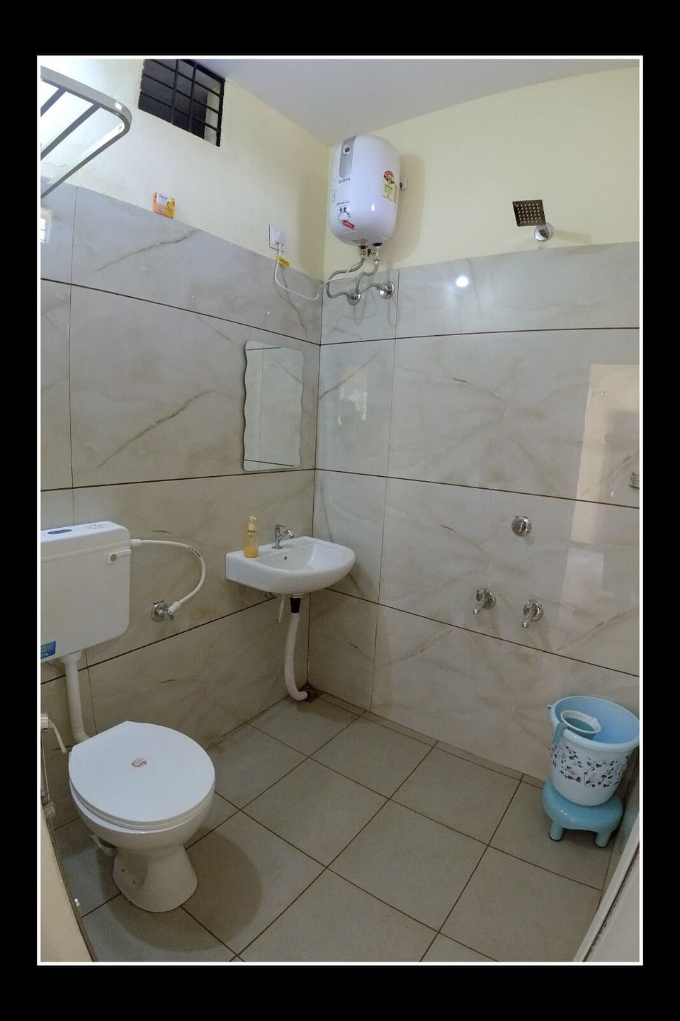 Deluxe Room | Bathroom | Shower, hair dryer, slippers, towels