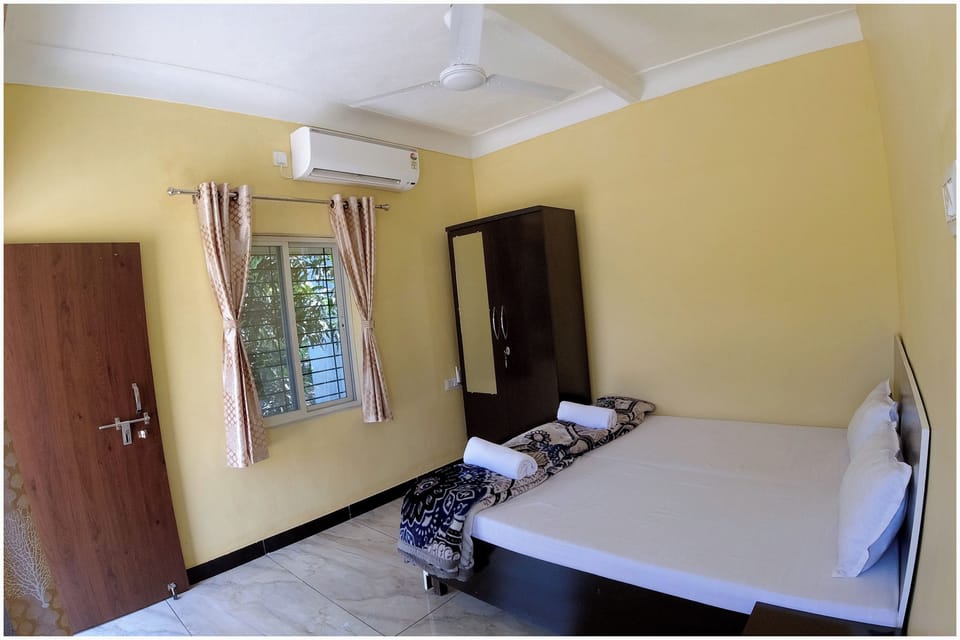 Deluxe Room | Blackout drapes, iron/ironing board (on request), WiFi (free)