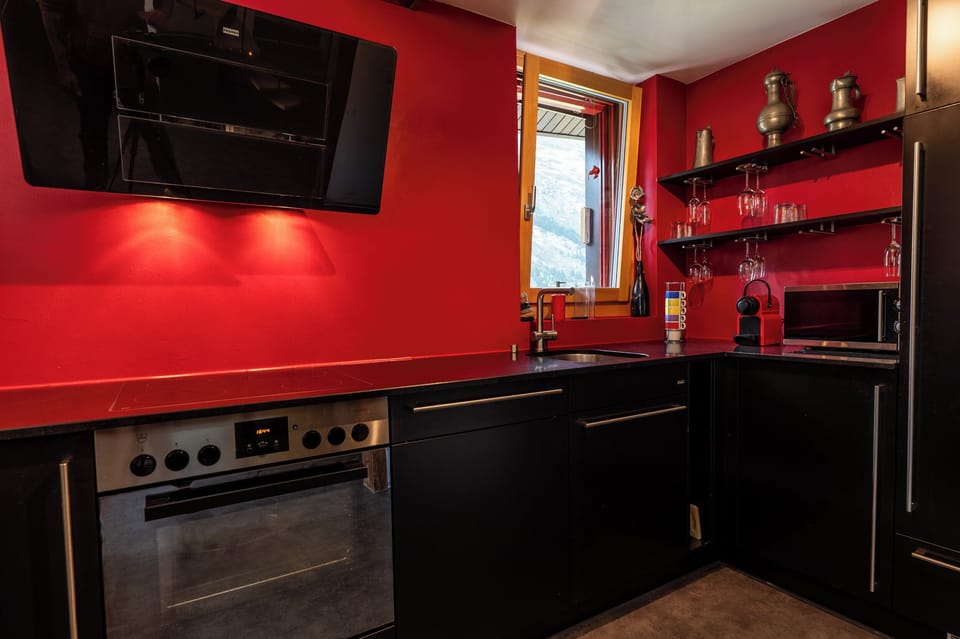 Apartment, Balcony, Mountain View | Private kitchen | Fridge, microwave, oven, stovetop
