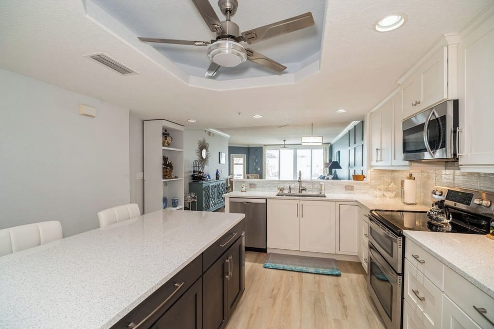 White shaker cabinets, rollout drawers, and soft close cabinets and drawers. 
