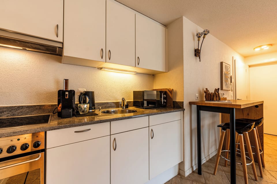 Studio, Mountain View | Private kitchen | Fridge, microwave, oven, stovetop