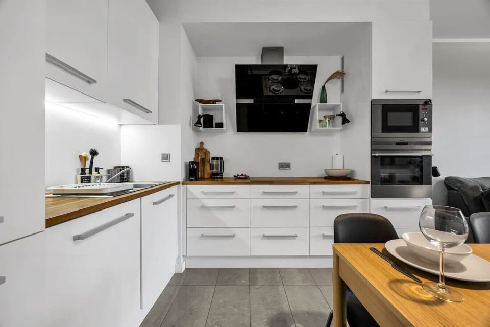 Fully Equipped Kitchen with Dining Table | Book Now with RENTUJEMY.COM