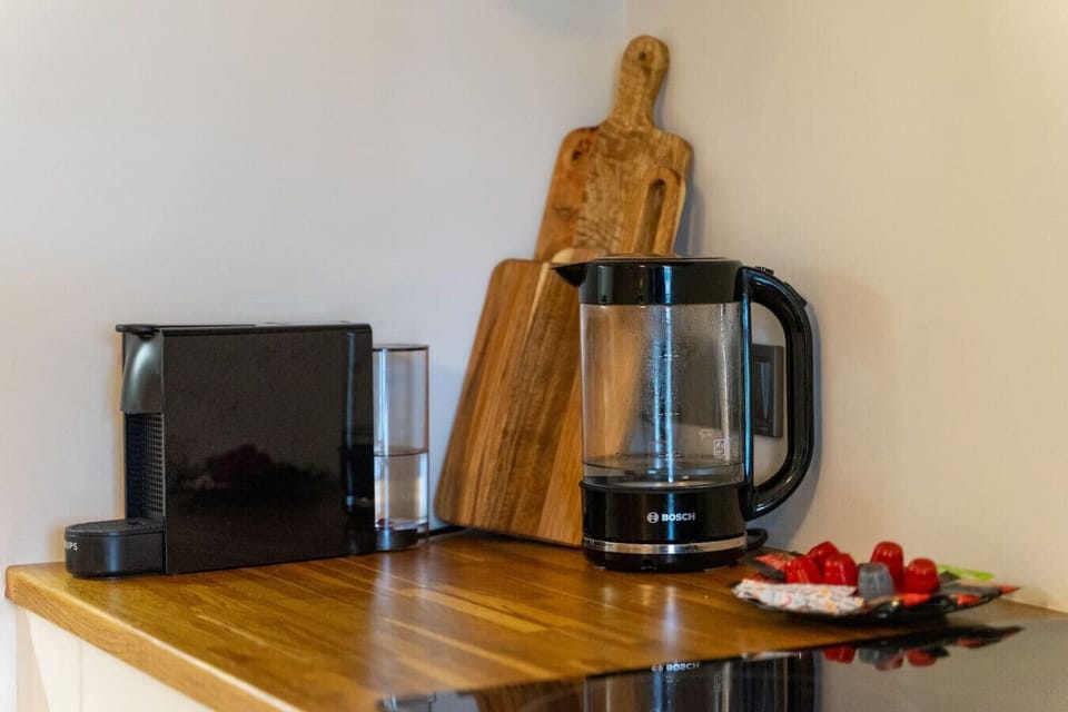 Fully Equipped Kitchen with Dining Table | Book Now with RENTUJEMY.COM