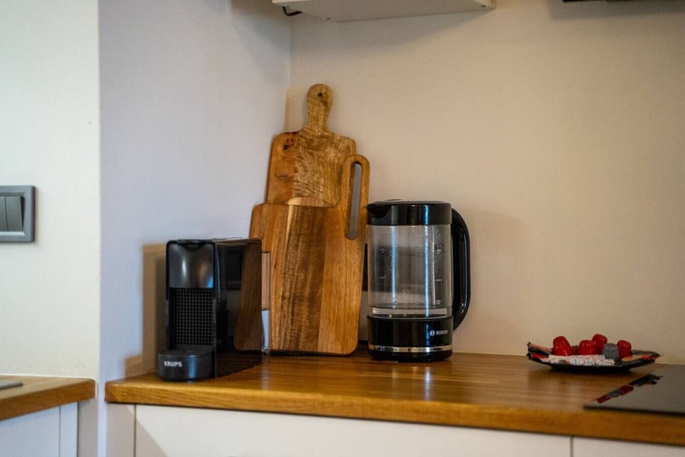 Fully Equipped Kitchen with Dining Table | Book Now with RENTUJEMY.COM
