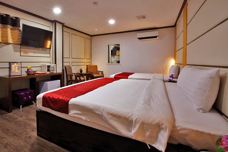 Family Class B, Non Smoking | Premium bedding, minibar, in-room safe, desk