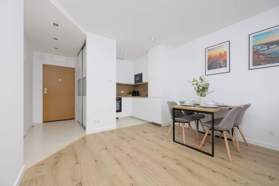The open space combining kitchen and living room supports easy daily life, while carefully selected details add an elegant touch.

