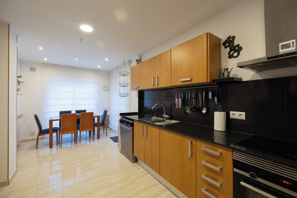 Apartment (3 Bedrooms) | Private kitchen | Fridge, microwave, oven, electric kettle