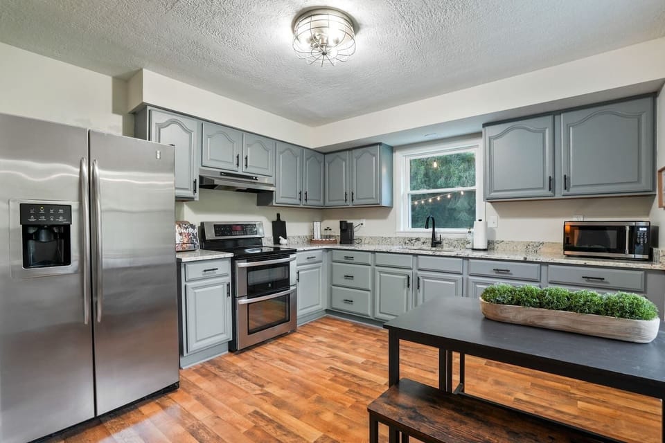 Whip up tasty meals in the fully stocked kitchen with stainless steel appliances, lots of counter space, and everything you need. Perfect for cooking together, sharing dinner, or just hanging out while enjoying good food and great company.