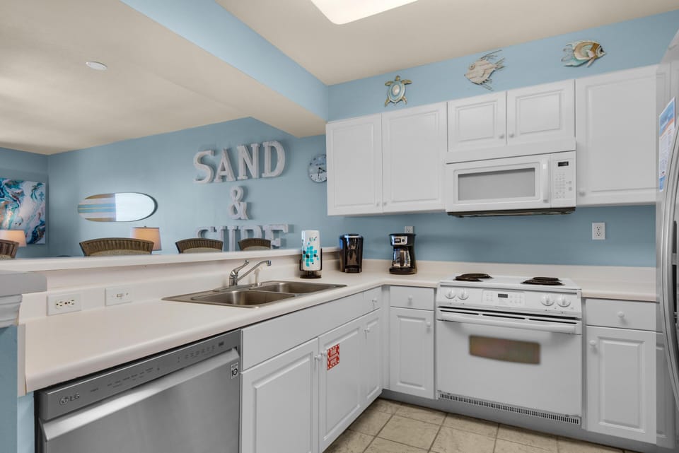 Condo, 1 Queen Bed with Sofa bed (Pelican Isle 107) | Private kitchen | Oven, toaster
