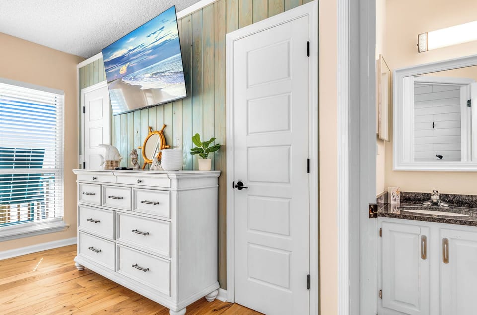 Spacious master bedroom, new streaming TV with new bedroom suite!