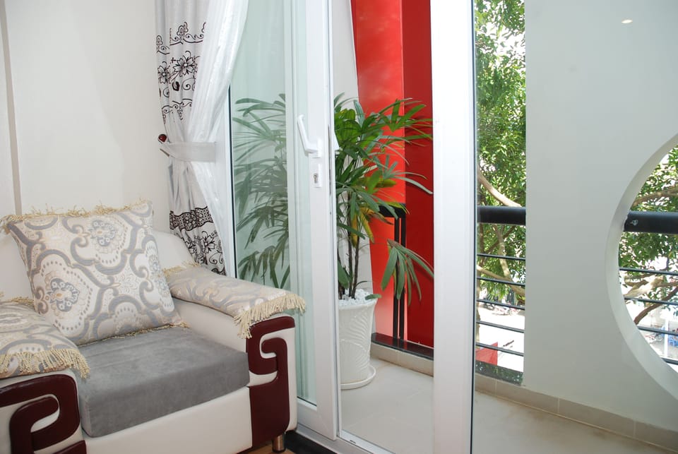 VIP Deluxe Room | Living area | 32-inch LCD TV with cable channels, TV