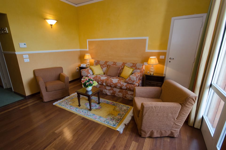 Suite | Down comforters, minibar, in-room safe, desk