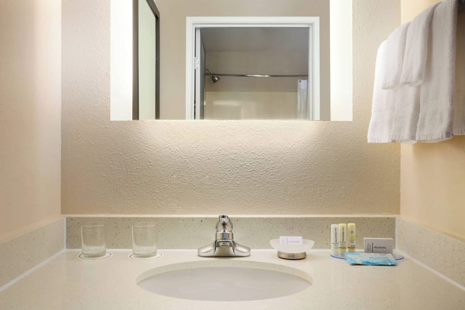 Combined shower/tub, free toiletries, hair dryer, towels